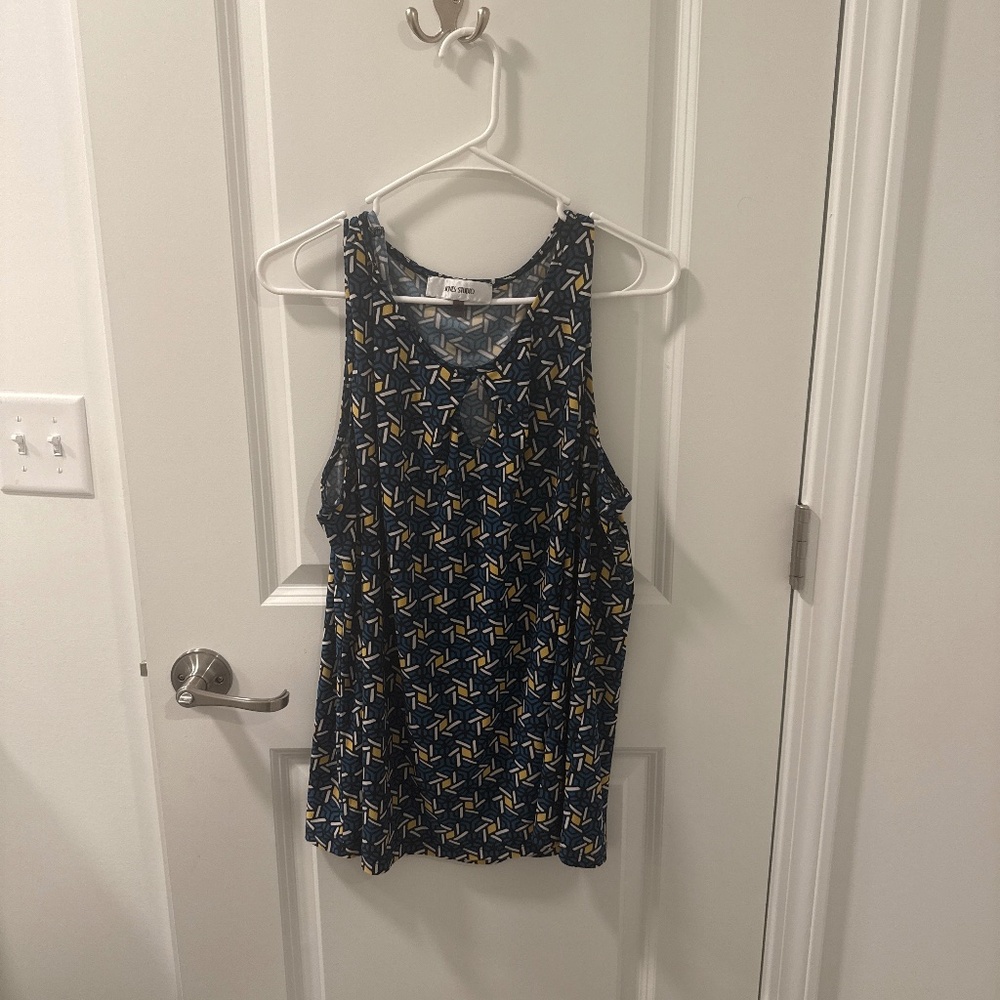 Blue shirt and yellow daisys